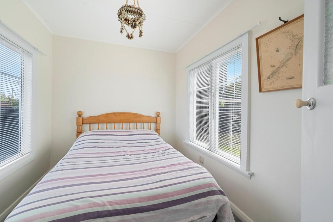 The Green Trout - Paraparaumu Beach Holiday Home Exteriör bild