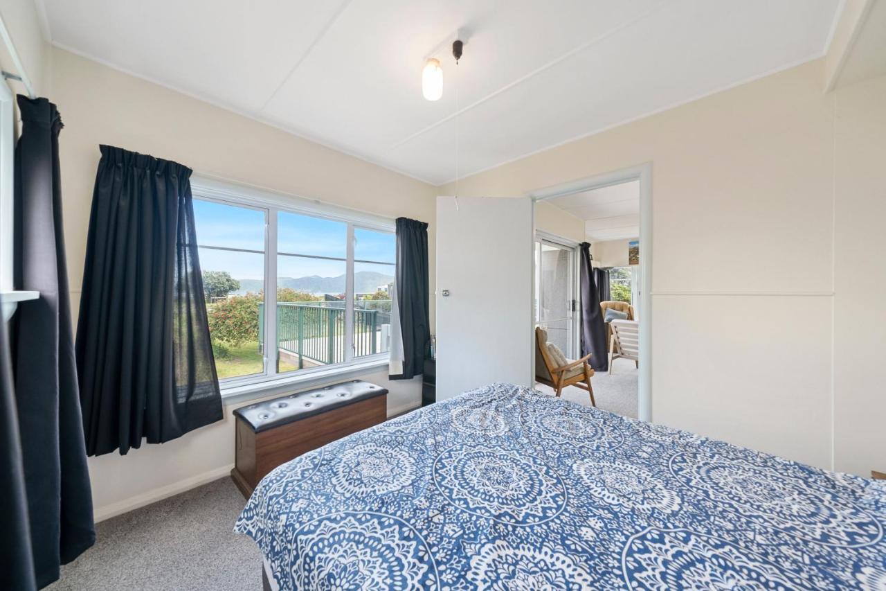 The Green Trout - Paraparaumu Beach Holiday Home Exteriör bild