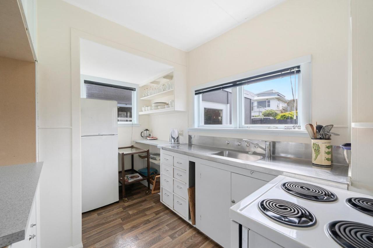 The Green Trout - Paraparaumu Beach Holiday Home Exteriör bild