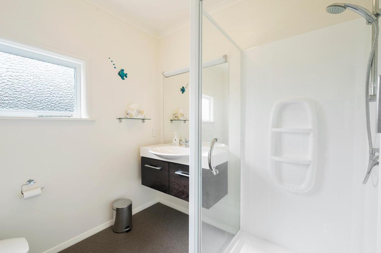 The Green Trout - Paraparaumu Beach Holiday Home Exteriör bild